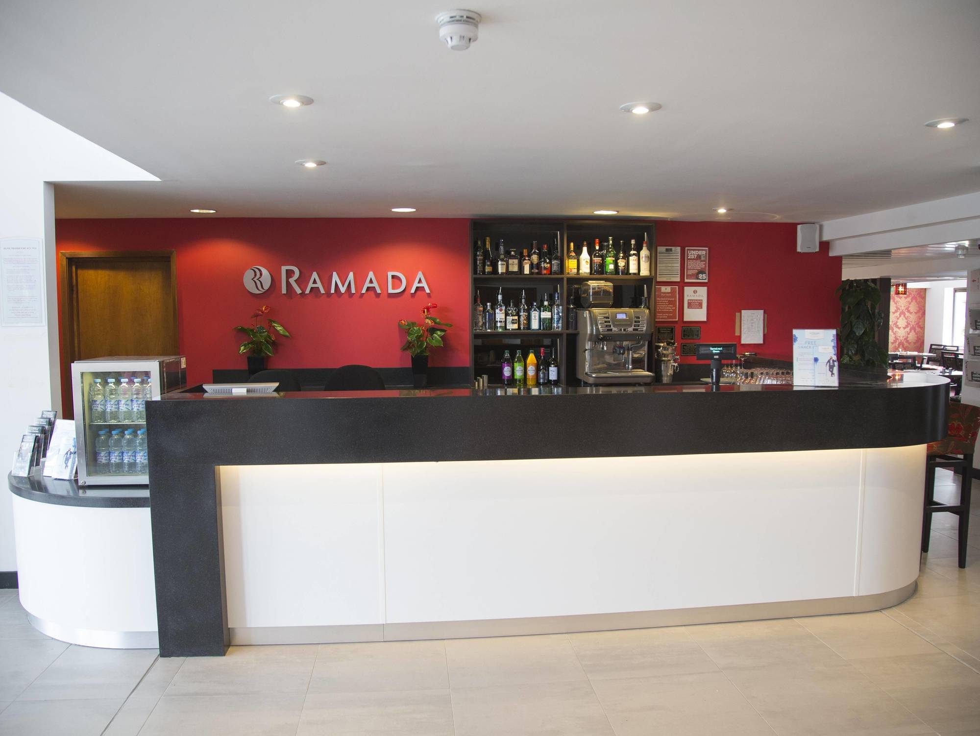 Ramada Cambridge Hotel Buitenkant foto